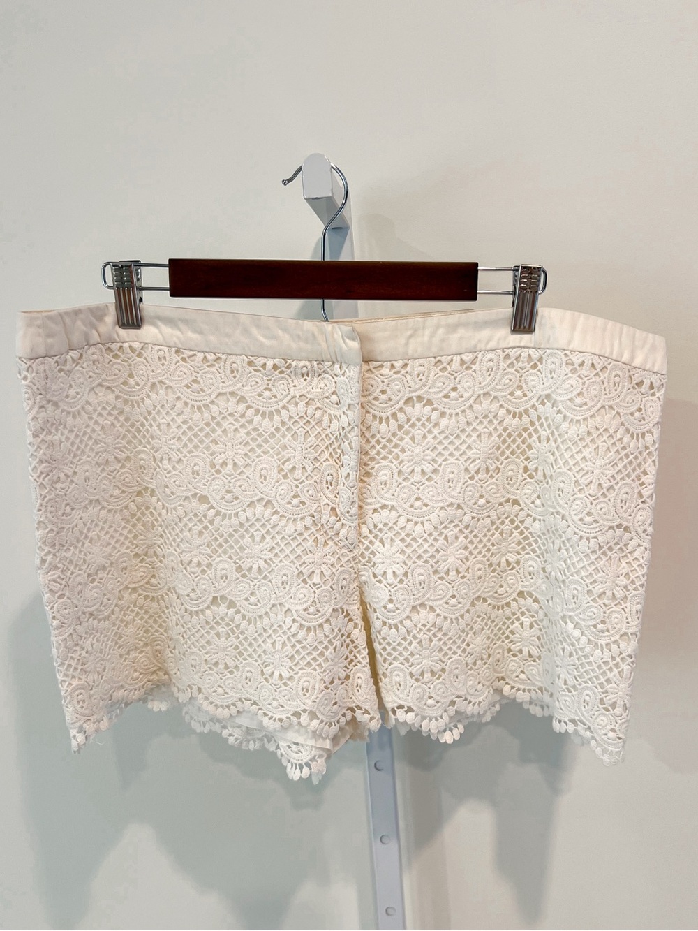 Joe Fresh Off White Lace Crochet Scallop Hem Shorts Womens Sz 16